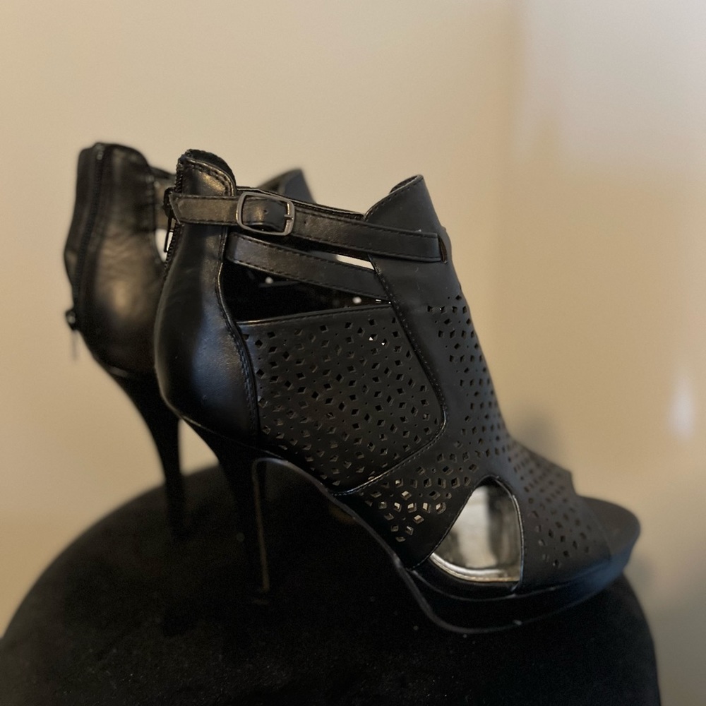 Black heeled stilettos 4”